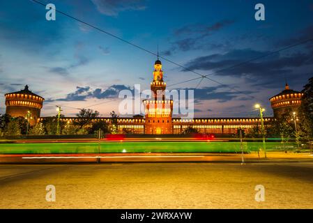 Castello Sforzesco e tram in serata, Milano, Italia Foto Stock