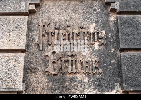 Berlino, Germania - 16 dicembre 2021: Il Friedrichs Bridge è un ponte di Berlino, uno dei tanti che attraversano la Sprea tra l'Isola dei Musei e la terraferma porte Foto Stock