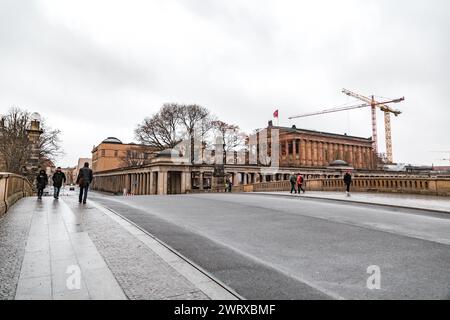 Berlino, Germania - 16 dicembre 2021: Il Friedrichs Bridge è un ponte di Berlino, uno dei tanti che attraversano la Sprea tra l'Isola dei Musei e la terraferma porte Foto Stock