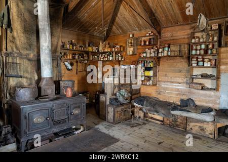 Antartide, Mare di Ross, Isola di Ross, Capo Royds. Shackleton's Hut, utilizzato durante la spedizione britannica di Nimrod (1907-1907), all'interno. Foto Stock