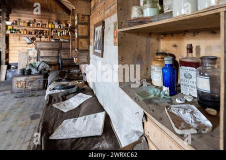 Antartide, Mare di Ross, Isola di Ross, Capo Royds. Shackleton's Hut, utilizzato durante la spedizione britannica di Nimrod (1907-1907), all'interno. Foto Stock