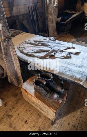 Antartide, Mare di Ross, Isola di Ross, Capo Royds. Shackleton's Hut, utilizzato durante la spedizione britannica di Nimrod (1907-1907), all'interno. Foto Stock