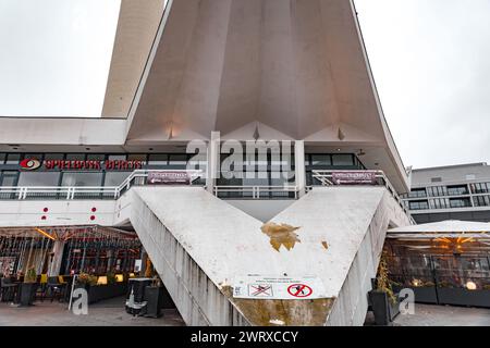 Berlino, Germania - 16 dicembre 2021: Alexanderplatz è una grande piazza pubblica e centro di trasporto nel quartiere centrale di Mitte a Berlino. Prende il nome dai Rus' Foto Stock