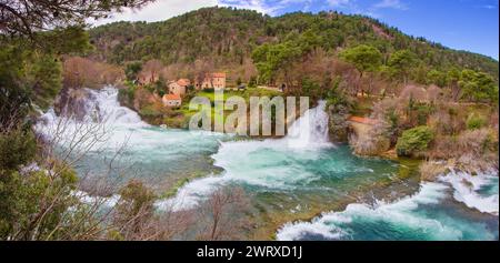 Vista della cascata delle cascate del fiume Krka nel Parco Nazionale di Krka, Croazia. Foto Stock