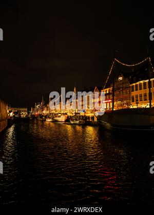 Vista del famoso quartiere Nyhavn a Copenaghen in serata d'inverno Foto Stock