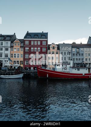 Vista del famoso quartiere Nyhavn a Copenaghen nel tardo pomeriggio invernale Foto Stock