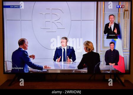 Parigi, Francia. 14 marzo 2024. Il presidente francese Emmanuel Macron parla durante un'intervista sul canale televisivo TF1 a Parigi il 14 marzo 2024. Foto di Firas Abdullah/ABACAPRESS.COM credito: Abaca Press/Alamy Live News Foto Stock