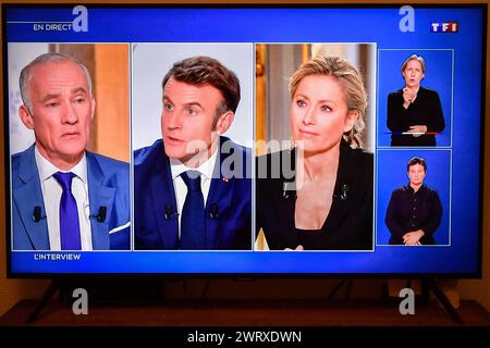 Parigi, Francia. 14 marzo 2024. Il presidente francese Emmanuel Macron parla durante un'intervista sul canale televisivo TF1 a Parigi il 14 marzo 2024. Foto di Firas Abdullah/ABACAPRESS.COM credito: Abaca Press/Alamy Live News Foto Stock