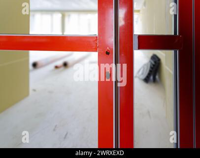 Installazione di nuove portiere. Una vista ravvicinata del fronte della moderna porta d'ingresso Foto Stock