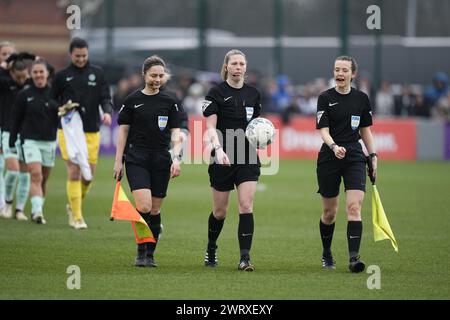 Everton FC vs Chelsea FC Women fa Cup Walton Hall Park Stadium LIVERPOOL INGHILTERRA 10 marzo 2024 i funzionari si mettono in campo durante la partita di fa Cup femminile tra Everton FC e Chelsea FC al Walton Hall Park Stadium di Liverpool il 10 marzo 2024 a Birkenhead, Inghilterra. Foto Alan Edwards Foto Stock