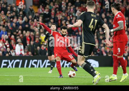 Liverpool, Regno Unito. 14 marzo 2024. Mohamed Salah del Liverpool (c) tira e segna la sua squadra 3° goal. UEFA Europa League, turno di 16, partita di 2a tappa, Liverpool contro Sparta Praga ad Anfield a Liverpool giovedì 14 marzo 2024. Questa immagine può essere utilizzata solo per scopi editoriali. Solo per uso editoriale. foto di Chris Stading/Andrew Orchard fotografia sportiva/Alamy Live News crediti: Andrew Orchard fotografia sportiva/Alamy Live News Foto Stock