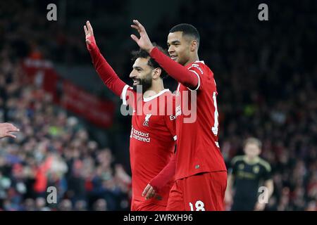 Liverpool, Regno Unito. 14 marzo 2024. Mohamed Salah del Liverpool (l) festeggia con il suo compagno di squadra Cody Gakpo del Liverpool (r) dopo aver segnato la sua squadra 3 ° gol. UEFA Europa League, turno di 16, partita di 2a tappa, Liverpool contro Sparta Praga ad Anfield a Liverpool giovedì 14 marzo 2024. Questa immagine può essere utilizzata solo per scopi editoriali. Solo per uso editoriale. foto di Chris Stading/Andrew Orchard fotografia sportiva/Alamy Live News crediti: Andrew Orchard fotografia sportiva/Alamy Live News Foto Stock