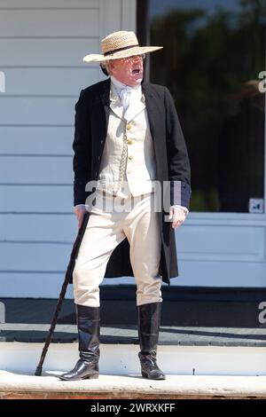 Un attore storico vestito da colonnello Charles Pinckney parla dal portico della sua casa di campagna nella piantagione Charles Pinckney SNEE Farm presso il Charles Pinckney National Historic Site di Mt Pleasant, South Carolina. Pinckney, uno dei padri fondatori degli Stati Uniti, fu delegato alla convenzione costituzionale dove contribuì alla stesura della Costituzione. Foto Stock