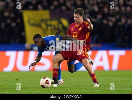 Il giocatore di Brighton e Hove Albion Pervis Estupinan (a sinistra) fregato dal Tommaso Baldanzi della Roma si battono per il pallone durante il turno di UEFA Europa League 16, partita di andata e ritorno all'AMEX, Brighton e Hove. Data foto: Giovedì 14 marzo 2024. Foto Stock