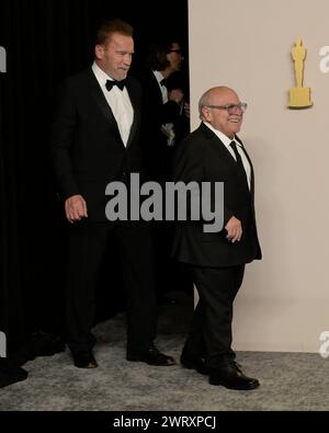 10 marzo 2024, Hollywood, California, Stati Uniti: Arnold Schwarzenegger e Danny DeVito nella sala stampa durante la 96a Academy Awards, presentata dall'Academy of Motion Picture Arts and Sciences (AMPAS), al Dolby Theatre di Hollywood. (Credit Image: © Billy Bennight/ZUMA Press Wire) SOLO PER USO EDITORIALE! Non per USO commerciale! Foto Stock