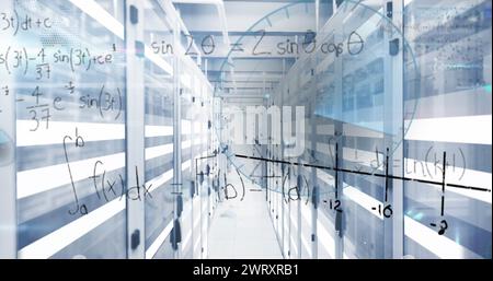 Immagine di equazioni matematiche, interfaccia infografica, barre mobili illuminate sulla sala server Foto Stock