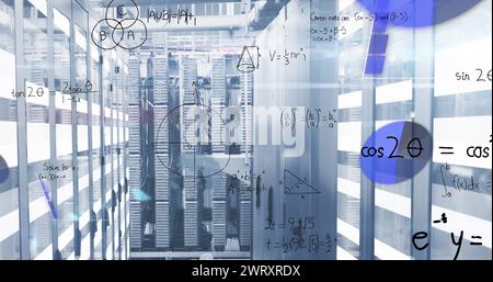 Immagine delle equazioni matematiche, dell'interfaccia infografica e del riflesso dell'obiettivo nella sala server Foto Stock