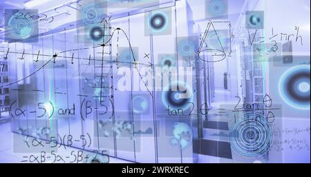 Immagine di radar, interfaccia infografica ed equazioni matematiche nella sala server Foto Stock