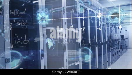 Immagine di equazioni matematiche, riflesso dell'obiettivo e interfaccia infografica nella sala server Foto Stock