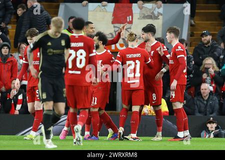 Liverpool, Regno Unito. 14 marzo 2024. Dominik Szoboszlai del Liverpool (8) festeggia con i suoi compagni di squadra dopo aver segnato il 5° gol della sua squadra. UEFA Europa League, turno di 16, partita di 2a tappa, Liverpool contro Sparta Praga ad Anfield a Liverpool giovedì 14 marzo 2024. Questa immagine può essere utilizzata solo per scopi editoriali. Solo per uso editoriale. foto di Chris Stading/Andrew Orchard fotografia sportiva/Alamy Live News crediti: Andrew Orchard fotografia sportiva/Alamy Live News Foto Stock