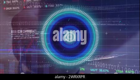 Immagine di cerchi illuminati sopra il tabellone di negoziazione, codici binari, grafici e linguaggio informatico Foto Stock
