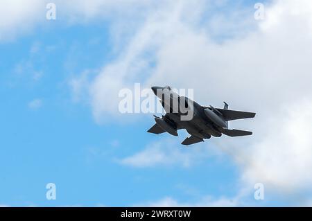 Un F-15 Eagle del 173rd Fighter Wing decolla il 7 marzo 2024 presso l'Aeroporto Internazionale di Honolulu, Hawaii Foto Stock