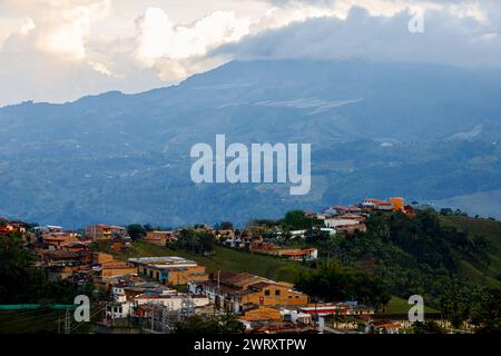 Case in cima a una collina a Jerico, Colombia, al crepuscolo Foto Stock