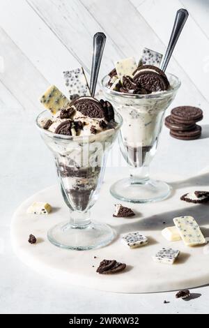 Due deliziosi gelati al cioccolato con ingredienti a volontà. Foto Stock