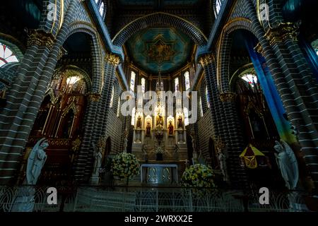 Altare della Basilica dell'Immacolata Concezione a Jardin, Colombia Foto Stock