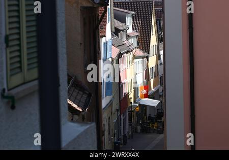 Rottenburg am Neckar, Germania. 14 marzo 2024. Una fila di case a Rottenburg am Neckar. Crediti: Bernd Weißbrod/dpa/Alamy Live News Foto Stock