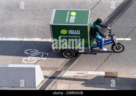 Hello Fresh Lierferdienst per Lastenrad, in der HafenCity ad Amburgo Hello Fresh *** Hello Fresh servizio di consegna in bici cargo, nella HafenCity di Amburgo Hello Fresh Foto Stock