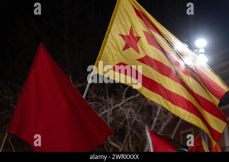 Manifestazione nella piccola città di Vilafranca del Pened&#xe8;s, vicino a Barcellona, &#x200b;&#x200b;contro la sentenza della Corte Suprema spagnola contro Adrian SAS, che potrebbe essere il primo condannato in prigione per le proteste post-referendum del 1° ottobre 2017. La sentenza fu comunicata poco dopo che il Congresso spagnolo approvò la legge sull'amnistia, una legge che poteva beneficiarlo. SAS è accusato di aver aggredito due Mossos d'Esquadra (polizia catalana) con un palo, che la difesa nega in quanto non ci sono immagini che lo dimostrino. La sentenza lo condanna a 3 anni e 6 mesi di carcere. SAS ha già letto Foto Stock