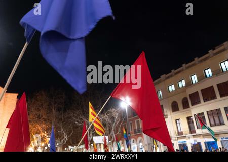 Manifestazione nella piccola città di Vilafranca del Pened&#xe8;s, vicino a Barcellona, &#x200b;&#x200b;contro la sentenza della Corte Suprema spagnola contro Adrian SAS, che potrebbe essere il primo condannato in prigione per le proteste post-referendum del 1° ottobre 2017. La sentenza fu comunicata poco dopo che il Congresso spagnolo approvò la legge sull'amnistia, una legge che poteva beneficiarlo. SAS è accusato di aver aggredito due Mossos d'Esquadra (polizia catalana) con un palo, che la difesa nega in quanto non ci sono immagini che lo dimostrino. La sentenza lo condanna a 3 anni e 6 mesi di carcere. SAS ha già letto Foto Stock