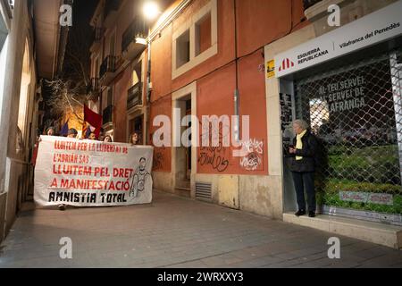 Manifestazione nella piccola città di Vilafranca del Pened&#xe8;s, vicino a Barcellona, &#x200b;&#x200b;contro la sentenza della Corte Suprema spagnola contro Adrian SAS, che potrebbe essere il primo condannato in prigione per le proteste post-referendum del 1° ottobre 2017. La sentenza fu comunicata poco dopo che il Congresso spagnolo approvò la legge sull'amnistia, una legge che poteva beneficiarlo. SAS è accusato di aver aggredito due Mossos d'Esquadra (polizia catalana) con un palo, che la difesa nega in quanto non ci sono immagini che lo dimostrino. La sentenza lo condanna a 3 anni e 6 mesi di carcere. SAS ha già letto Foto Stock