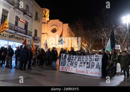 Manifestazione nella piccola città di Vilafranca del Pened&#xe8;s, vicino a Barcellona, &#x200b;&#x200b;contro la sentenza della Corte Suprema spagnola contro Adrian SAS, che potrebbe essere il primo condannato in prigione per le proteste post-referendum del 1° ottobre 2017. La sentenza fu comunicata poco dopo che il Congresso spagnolo approvò la legge sull'amnistia, una legge che poteva beneficiarlo. SAS è accusato di aver aggredito due Mossos d'Esquadra (polizia catalana) con un palo, che la difesa nega in quanto non ci sono immagini che lo dimostrino. La sentenza lo condanna a 3 anni e 6 mesi di carcere. SAS ha già letto Foto Stock