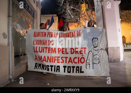 Manifestazione nella piccola città di Vilafranca del Pened&#xe8;s, vicino a Barcellona, &#x200b;&#x200b;contro la sentenza della Corte Suprema spagnola contro Adrian SAS, che potrebbe essere il primo condannato in prigione per le proteste post-referendum del 1° ottobre 2017. La sentenza fu comunicata poco dopo che il Congresso spagnolo approvò la legge sull'amnistia, una legge che poteva beneficiarlo. SAS è accusato di aver aggredito due Mossos d'Esquadra (polizia catalana) con un palo, che la difesa nega in quanto non ci sono immagini che lo dimostrino. La sentenza lo condanna a 3 anni e 6 mesi di carcere. SAS ha già letto Foto Stock