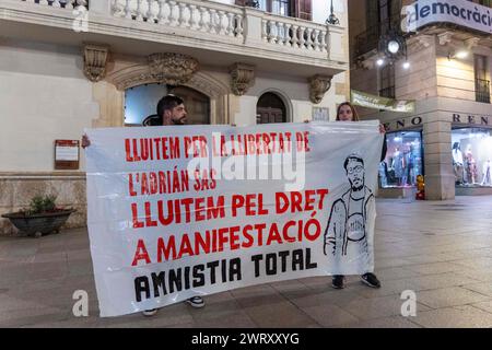 Manifestazione nella piccola città di Vilafranca del Pened&#xe8;s, vicino a Barcellona, &#x200b;&#x200b;contro la sentenza della Corte Suprema spagnola contro Adrian SAS, che potrebbe essere il primo condannato in prigione per le proteste post-referendum del 1° ottobre 2017. La sentenza fu comunicata poco dopo che il Congresso spagnolo approvò la legge sull'amnistia, una legge che poteva beneficiarlo. SAS è accusato di aver aggredito due Mossos d'Esquadra (polizia catalana) con un palo, che la difesa nega in quanto non ci sono immagini che lo dimostrino. La sentenza lo condanna a 3 anni e 6 mesi di carcere. SAS ha già letto Foto Stock