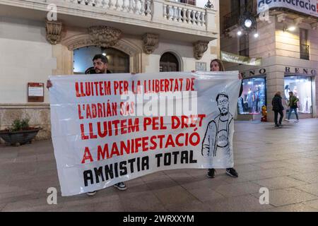 Manifestazione nella piccola città di Vilafranca del Pened&#xe8;s, vicino a Barcellona, &#x200b;&#x200b;contro la sentenza della Corte Suprema spagnola contro Adrian SAS, che potrebbe essere il primo condannato in prigione per le proteste post-referendum del 1° ottobre 2017. La sentenza fu comunicata poco dopo che il Congresso spagnolo approvò la legge sull'amnistia, una legge che poteva beneficiarlo. SAS è accusato di aver aggredito due Mossos d'Esquadra (polizia catalana) con un palo, che la difesa nega in quanto non ci sono immagini che lo dimostrino. La sentenza lo condanna a 3 anni e 6 mesi di carcere. SAS ha già letto Foto Stock