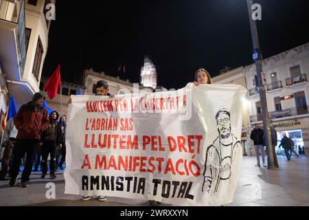 Manifestazione nella piccola città di Vilafranca del Pened&#xe8;s, vicino a Barcellona, &#x200b;&#x200b;contro la sentenza della Corte Suprema spagnola contro Adrian SAS, che potrebbe essere il primo condannato in prigione per le proteste post-referendum del 1° ottobre 2017. La sentenza fu comunicata poco dopo che il Congresso spagnolo approvò la legge sull'amnistia, una legge che poteva beneficiarlo. SAS è accusato di aver aggredito due Mossos d'Esquadra (polizia catalana) con un palo, che la difesa nega in quanto non ci sono immagini che lo dimostrino. La sentenza lo condanna a 3 anni e 6 mesi di carcere. SAS ha già letto Foto Stock