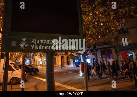 Manifestazione nella piccola città di Vilafranca del Pened&#xe8;s, vicino a Barcellona, &#x200b;&#x200b;contro la sentenza della Corte Suprema spagnola contro Adrian SAS, che potrebbe essere il primo condannato in prigione per le proteste post-referendum del 1° ottobre 2017. La sentenza fu comunicata poco dopo che il Congresso spagnolo approvò la legge sull'amnistia, una legge che poteva beneficiarlo. SAS è accusato di aver aggredito due Mossos d'Esquadra (polizia catalana) con un palo, che la difesa nega in quanto non ci sono immagini che lo dimostrino. La sentenza lo condanna a 3 anni e 6 mesi di carcere. SAS ha già letto Foto Stock