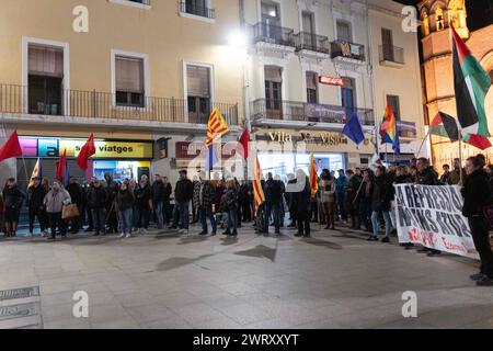 Manifestazione nella piccola città di Vilafranca del Pened&#xe8;s, vicino a Barcellona, &#x200b;&#x200b;contro la sentenza della Corte Suprema spagnola contro Adrian SAS, che potrebbe essere il primo condannato in prigione per le proteste post-referendum del 1° ottobre 2017. La sentenza fu comunicata poco dopo che il Congresso spagnolo approvò la legge sull'amnistia, una legge che poteva beneficiarlo. SAS è accusato di aver aggredito due Mossos d'Esquadra (polizia catalana) con un palo, che la difesa nega in quanto non ci sono immagini che lo dimostrino. La sentenza lo condanna a 3 anni e 6 mesi di carcere. SAS ha già letto Foto Stock