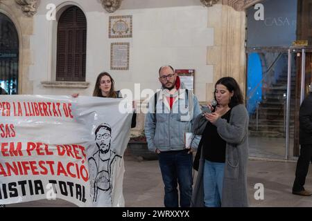 Manifestazione nella piccola città di Vilafranca del Pened&#xe8;s, vicino a Barcellona, &#x200b;&#x200b;contro la sentenza della Corte Suprema spagnola contro Adrian SAS, che potrebbe essere il primo condannato in prigione per le proteste post-referendum del 1° ottobre 2017. La sentenza fu comunicata poco dopo che il Congresso spagnolo approvò la legge sull'amnistia, una legge che poteva beneficiarlo. SAS è accusato di aver aggredito due Mossos d'Esquadra (polizia catalana) con un palo, che la difesa nega in quanto non ci sono immagini che lo dimostrino. La sentenza lo condanna a 3 anni e 6 mesi di carcere. SAS ha già letto Foto Stock