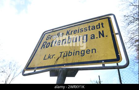 Rottenburg am Neckar, Germania. 14 marzo 2024. Un cartello per la città di Rottenburg am Neckar. Crediti: Bernd Weißbrod/dpa/Alamy Live News Foto Stock