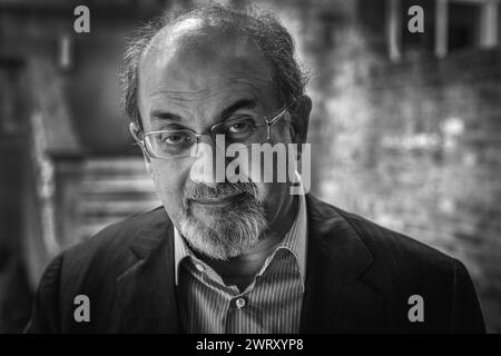 Sir Ahmed Salman Rushdie romanziere britannico-americano di origini indiane Foto Stock