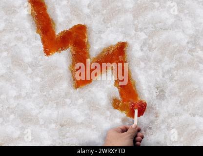 Carenza di sciroppo d'acero e declino dello zucchero Shack Acero tenero o dolce boiled Tree sap come freccia verso il basso sulla neve come una tradizionale stagione primaverile Foto Stock