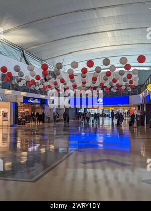 New York, NY - 19 febbraio 2024: Passaggio principale in un ternino dell'aeroporto JFK Foto Stock