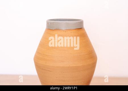 Vaso in ceramica fatto a mano, sfondo bianco, rosso. Foto di alta qualità Foto Stock