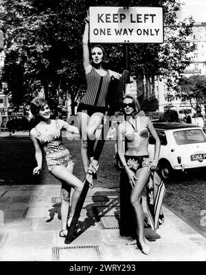 16 settembre 1963. Londra, Regno Unito: Donne vestite di bikini in posa di fronte a un mantieniti a sinistra, solo un cartello stradale. (Immagine di credito: © Keystone Press Agency/ZUMA Press Wire). SOLO PER USO EDITORIALE! Non per USO commerciale! Foto Stock