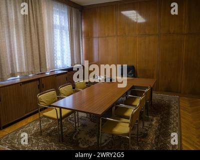 Tavolo d'incontro dell'ufficio del maggiore generale Hans Carlsohn all'interno del Museo della Stasi, ex sede del Ministero della sicurezza dello Stato. Berlino, Germania. Foto Stock