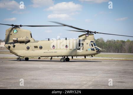 Un elicottero CH-47 Chinook atterra e rilascia i concorrenti della Georgia Army National Guard 2024 Best Warrior Competition al Clay National Guard Center, Marietta, Georgia, 14 marzo 2024. Le guardie nazionali dell'esercito della Georgia e i soldati della forza di difesa della Georgia hanno rafforzato la loro partnership di quasi 30 anni attraverso la competizione, promuovendo allo stesso tempo esprit de Corps e resilienza. (Foto della Guardia Nazionale dell'Esercito degli Stati Uniti di SPC. Chasity Williams) Foto Stock